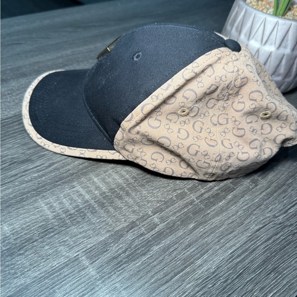 Guess Black and Tan Logo Cap - Picture 11 of 13